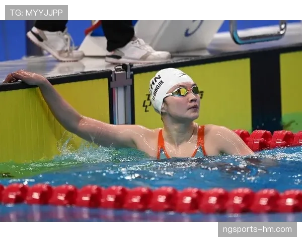 李冰洁竟然没打扮就直接现身，隔壁小区大妈都看懵了！